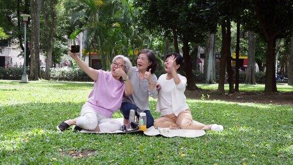 三位女士在公园里一起听音乐