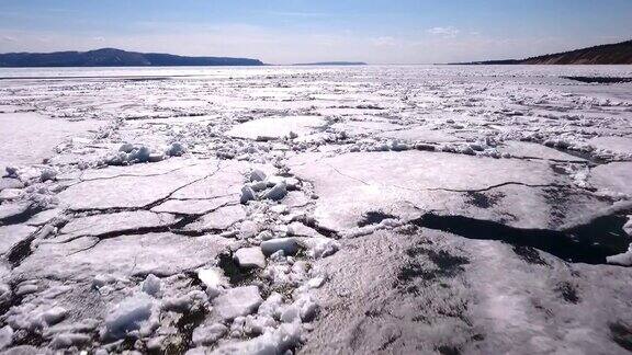 结冰的河流上的水和冰