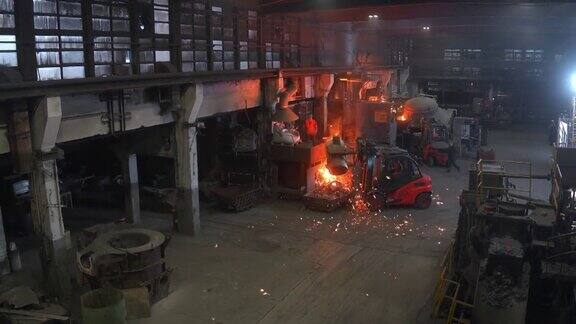 在钢铁厂内搬运熔化金属的叉车