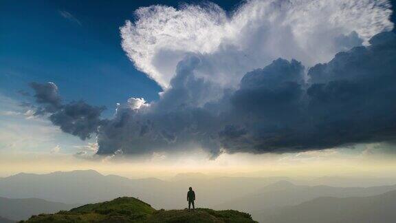 雄站在一座以美丽的云溪为背景的山上