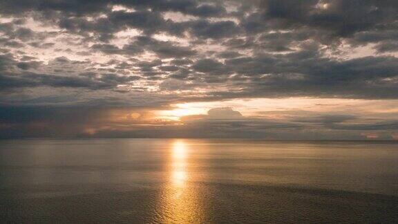 卡米昆岛海上的日落菲律宾