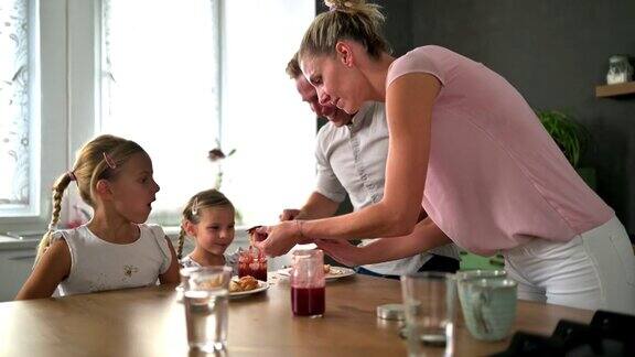 可爱快乐的白种人家庭在厨房享受早餐