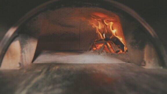 烧木头的炉子石头烧木头的炉子木头在烧木头的炉子里燃烧