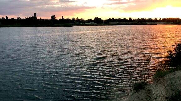 蓝色的湖面上夏日的日落