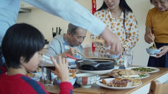 女人在家庭年夜饭上给丈夫上菜