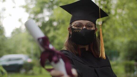 穿着毕业礼服、帽子和防护面具的少女