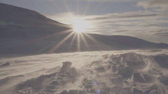 用雪堆向山下的北极圈落日低拍