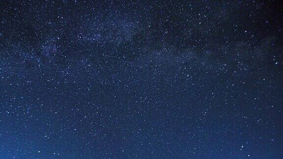 漆黑夜晚的星空夜晚星星的运动银河在天空中移动