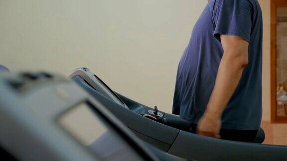 在健身房用跑步机锻炼