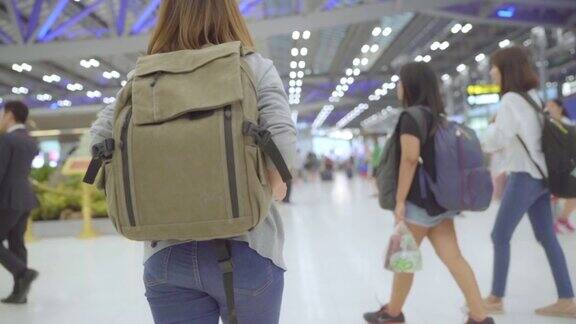 慢镜头-年轻的亚洲背包女走在国际机场