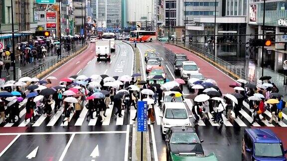 日本东京新宿商务区日本人拥挤在新宿JR车站大楼之间的街道上