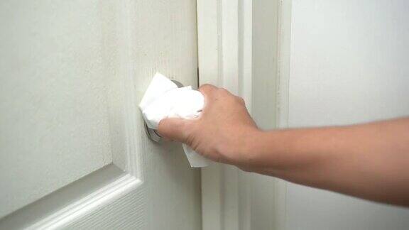 清洗工厂白色门上的门把手保护新型冠状病毒