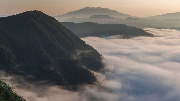 时光流逝:日本北海道阿kan国家公园马淑湖上的薄雾