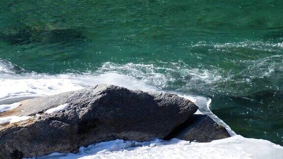 冬季阿尔泰河的绿水和石头的视频