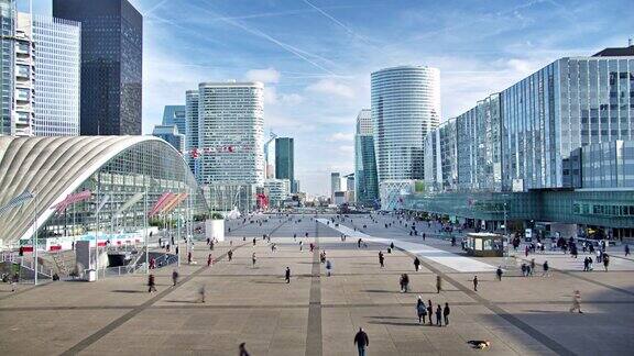 巴黎现代未来广场人们行走办公室公司购物中心