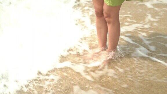 4k苗条的女性腿和脚走在海边的海浪