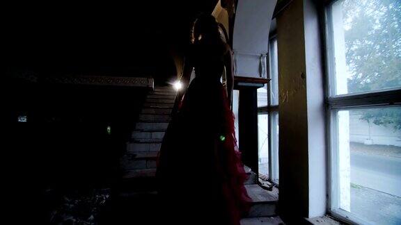 穿红裙子的女孩走上楼梯