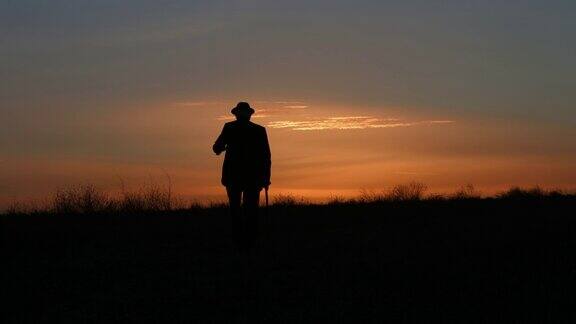 老人在夕阳下散步
