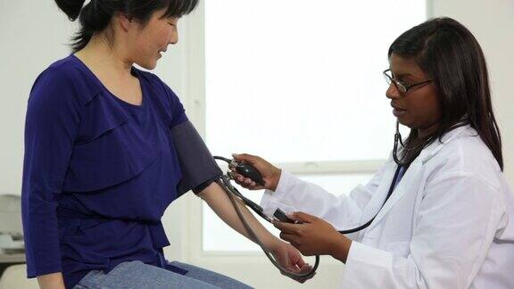 医生给病人检查血压