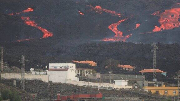 熔岩流摧毁了“ElParaíso”来自拉帕尔马的Tajuya康伯利维亚火山爆发10／18／2021