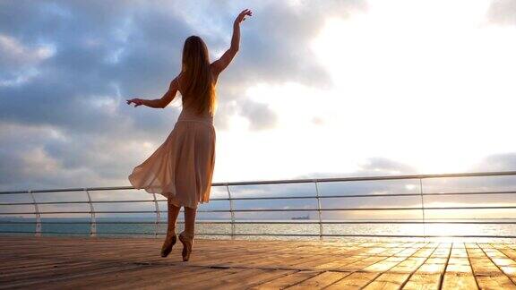 芭蕾舞者穿着米色连衣裙在堤岸上跳舞