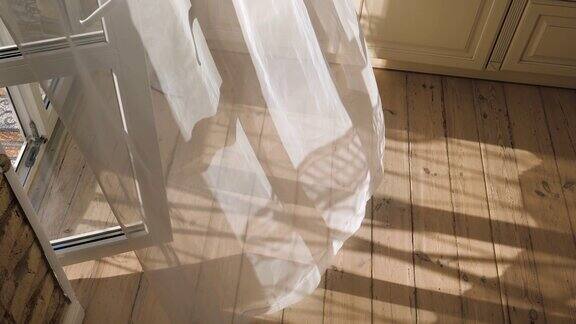 早晨阳光透过薄纱窗帘照进家里