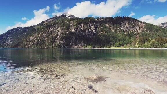 山湖与水晶清澈绿松石水