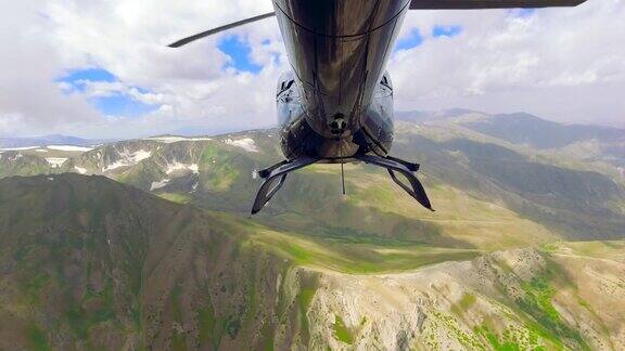 直升机从飞机尾部飞过尼泊尔的青山