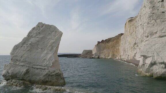 英吉利海峡沿岸七姐妹海崖的常规镜头海浪平静地移动