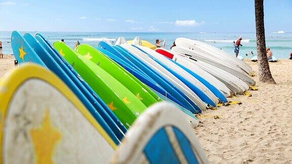在夏威夷威基基海滩出租冲浪板