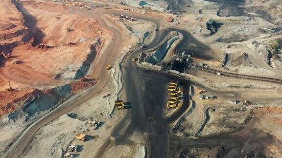 露天采石场中一辆大型采矿卡车正在装载推土机的矿井部分鸟瞰图