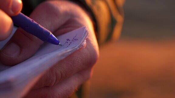一个公园管理员在一张纸上写字的细节镜头