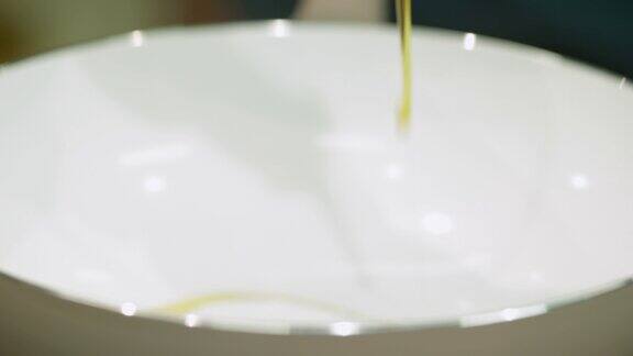 将橄榄油倒入白色平底锅中