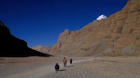 朝圣者在去西藏冈仁波齐山的路上