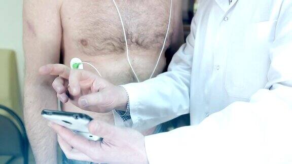 医生在手机上演示心电图