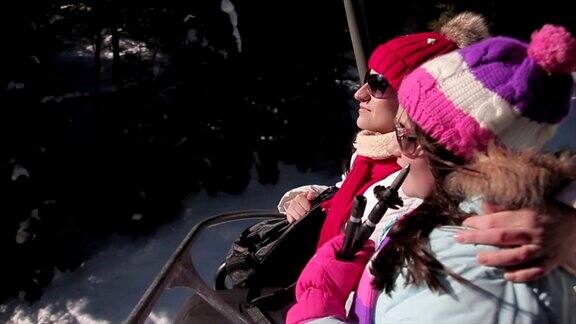 母亲和女儿在寒假里享受滑雪缆车