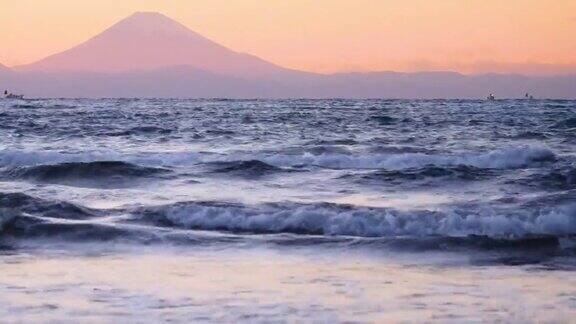 风景视频的海洋和富士山黄昏时神秘的风景