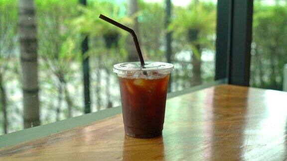 咖啡店里的冰美式咖啡或黑咖啡长杯