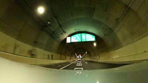 在隧道中驾驶汽车引擎盖上的摄像头