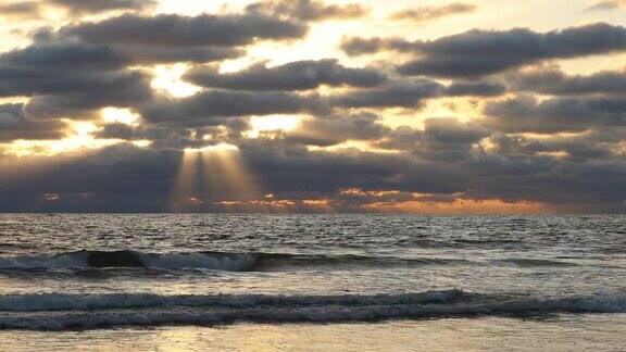 日落与乌云在南加州海滩