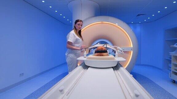 护士将女性患者放入核磁共振扫描仪