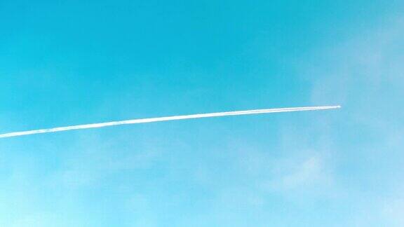 飞机的轨迹穿过蓝天在动漫般的颜色Cloudscape日本
