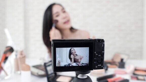 美丽的亚洲女人专业美容视频博主录制化妆教程视频