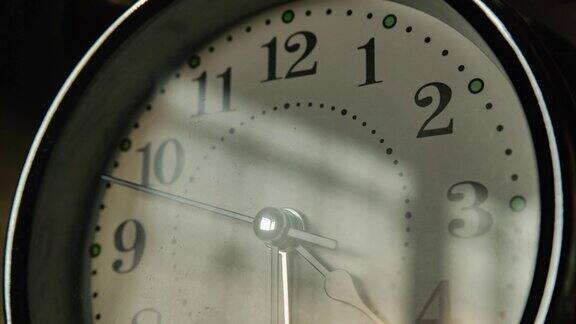 时钟的时间间隔为1小时从下午4点到5点