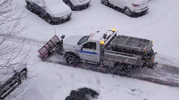 带除雪设备的小型拖拉机清扫停车场鸟瞰图