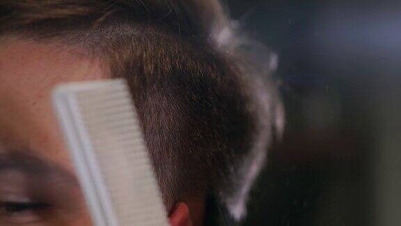 男性用电动剃须刀理发近距离的头发修剪发型专业理发师用理发器理发男人用电动剃须刀理发
