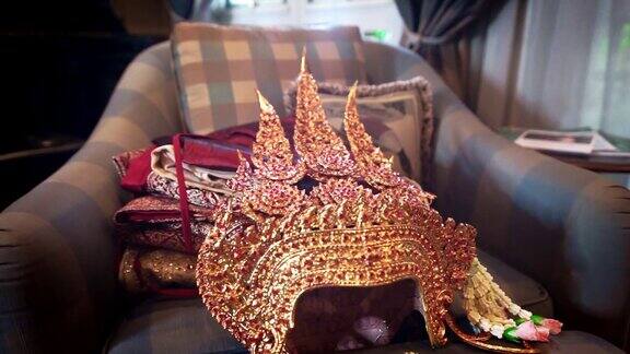 多莉拍摄了泰国传统戏剧女演员的古金皇冠和珠宝配件