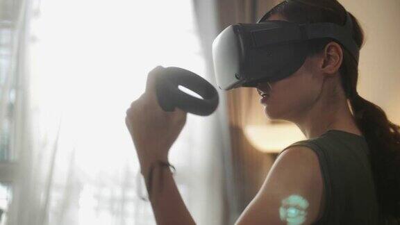 女子用VR头盔体验拳击手