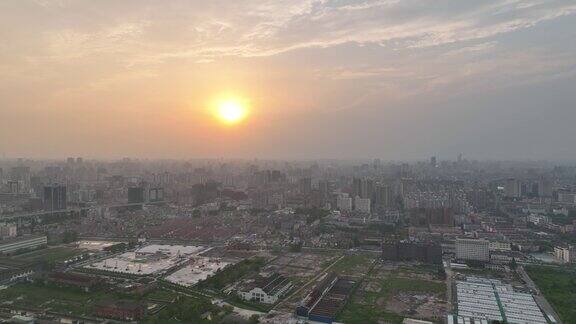在美丽的夕阳下的建筑物和城市的无人机鸟瞰图