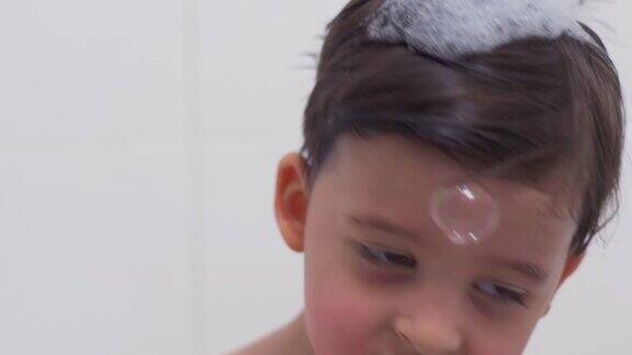 小男孩在洗澡